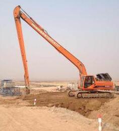 加長(zhǎng)臂型挖掘�?.jpg 加長(zhǎng)臂型挖掘�?.jpg